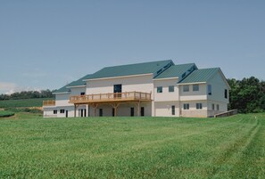 Exterior - Turkey Suite, King Bed in Blue Ridge Barn (Lexington)