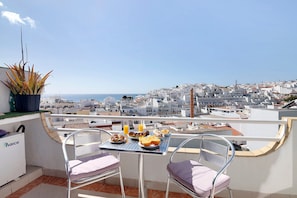 Outdoor dining - 'Bellavista Pool Beach City' Apartment with Wi-Fi (Albufeira)