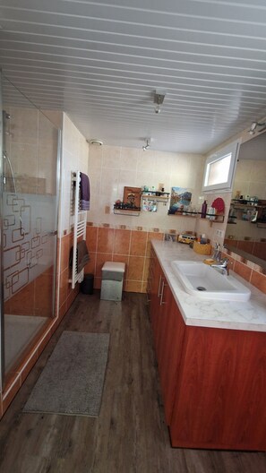 Bathroom - Vrbo Property (Carcans)
