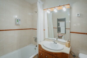 Shower, hair dryer, towels - Casa Rivendel: Fantasy-Themed Holiday Home in Sierra de Gredos (Poyales del Hoyo)