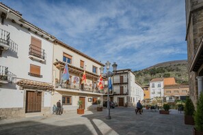 Exterior - Casa Rivendel: Fantasy-Themed Holiday Home in Sierra de Gredos (Poyales del Hoyo)