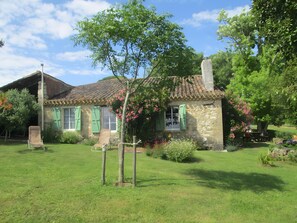 Exterior - Holiday Home “Joli Gîte à la Campagne” with Private Garden (Gondrin)