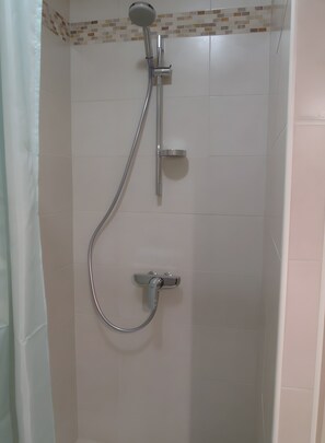 Shower, hair dryer - Holiday Home “Joli Gîte à la Campagne” with Private Garden (Gondrin)