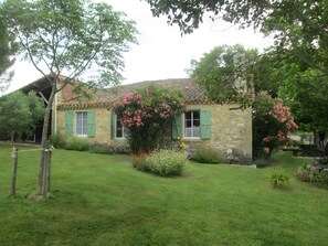 Exterior - Holiday Home “Joli Gîte à la Campagne” with Private Garden (Gondrin)