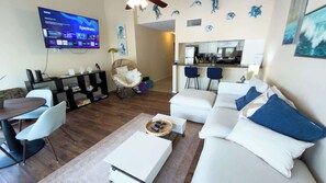 Huoneisto, 2 keskisuurta parisänkyä, parveke, näköala uima-altaalle (Gulfpoint) | Oleskelualue