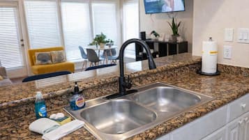 Appartement, 2 queensize bedden, balkon, uitzicht op zwembad (Gulfpoint) | Interieur