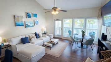 Appartement, 2 queensize bedden, balkon, uitzicht op zwembad (Gulfpoint) | Woonruimte