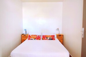 1 bedroom, iron/ironing board, WiFi, bed sheets - Renovated apartment 2 pers. - Beach 400 m away - 2 terraces & parking (Provence-Alpes-Côte d'Azur)