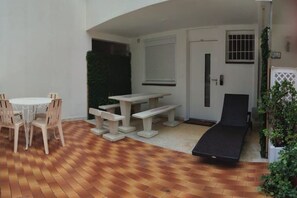 Outdoor dining - Renovated apartment 2 pers. - Beach 400 m away - 2 terraces & parking (Provence-Alpes-Côte d'Azur)