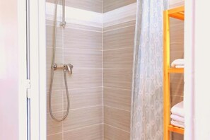 Doccia, asciugacapelli, asciugamani, sapone