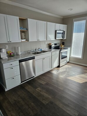 Private kitchen - Quaint studio with AC in charming Cleveland perfect for getaway (Cleveland)