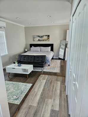 Room - Quaint studio with AC in charming Cleveland perfect for getaway (Cleveland)