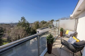 Property grounds - Going Coastal - Terrace with Views Towards the Inner Harbour (Poole)