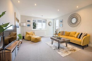 TV, offices - Going Coastal - Terrace with Views Towards the Inner Harbour (Poole)