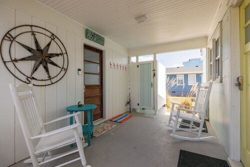 The Way Back: Cozy Cottage Steps to Beach + Hot Tub + Coffee with Private Suite