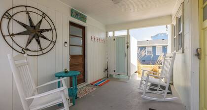 The Way Back: Cozy Cottage Steps to Beach + Hot Tub + Coffee with Private Suite