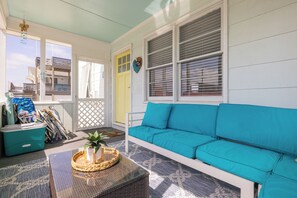 Terrace/patio - The Way Back: Cozy Cottage Steps to Beach + Hot Tub + Coffee with Private Suite (Kill Devil Hills)