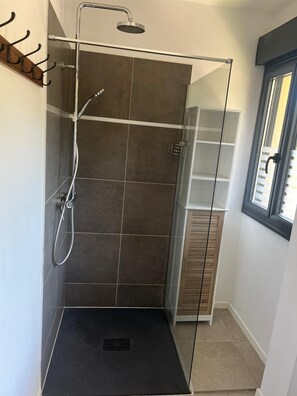 Dusche, Haartrockner, Handtücher, Toilettenpapier