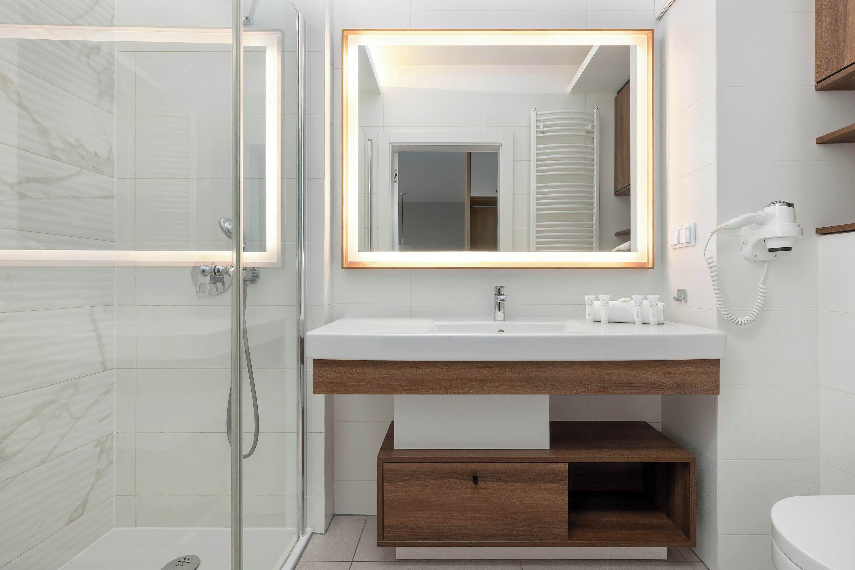Shower, hair dryer, towels, shampoo