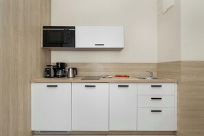 Geladeira, micro-ondas, lava-louças, cafeteira/chaleira