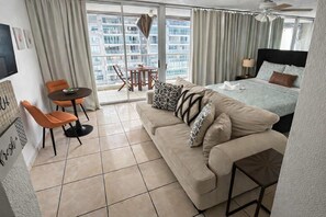 Apartment - Modern Isla Verde Apt- Beach Pool Near Foxwoods (Carolina)