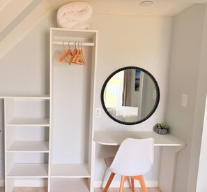 Interior - Prospect Harbor Coastal Cottage | On the Water (Gouldsboro)