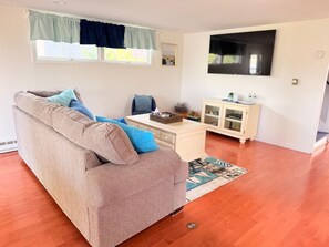 TV - Prospect Harbor Coastal Cottage | On the Water (Gouldsboro)