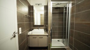 Bathroom - Charming 1-bedroom apartment in Courbevoie La defense perfect for your stay (Courbevoie)