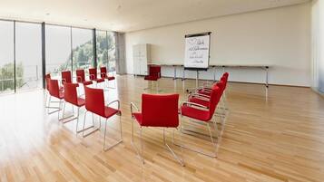 Deluxe Double Room | Meeting facility