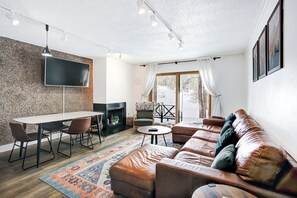 Living area - Beautiful Three Bedroom, Four Bathroom Townhome (Breckenridge)