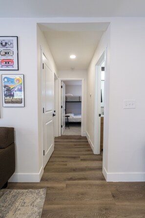3 bedrooms, desk, travel cot, free WiFi - Denver Hideaway | Arcade Room + Broncos (Denver)