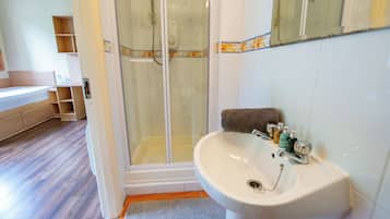 Een douche, een haardroger, handdoeken, zeep