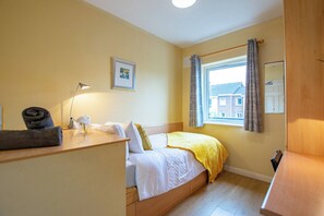 4 bedrooms, iron/ironing board, internet, bed sheets - Bright & Spacious Townhouse (Galway)