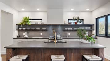 Geladeira, micro-ondas, fogão, cooktop