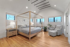 4 makuuhuonetta, työpöytä, silitysrauta/-lauta, vauvan matkasänky