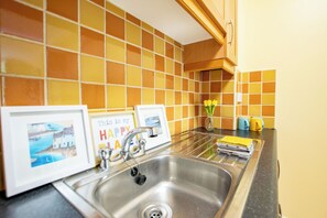 Private kitchen - Spacious 2 Bed Apt with Parking (Galway)