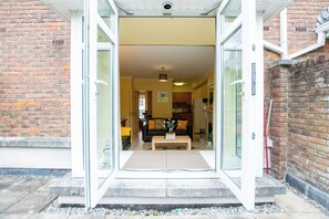 Exterior detail - Spacious 2 Bed Apt with Parking (Galway)