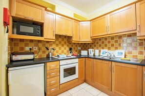 Private kitchen - Spacious 2 Bed Apt with Parking (Galway)