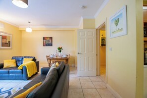 Living area - Spacious 2 Bed Apt with Parking (Galway)
