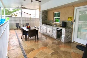 Outdoor dining - Family Oasis with Pool and Spa (Tampa)