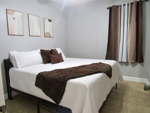 WiFi, bed sheets - Sunny Escape with private patio (Tampa)