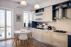 Private kitchen - Cozy bright apartment with balcony for three people, pets allowed (Cagliari)