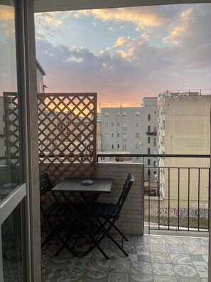 Outdoor dining - Cozy bright apartment with balcony for three people, pets allowed (Cagliari)