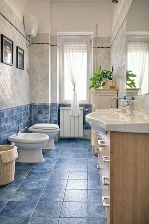 Shower, hair dryer, bidet, towels - Cozy bright apartment with balcony for three people, pets allowed (Cagliari)