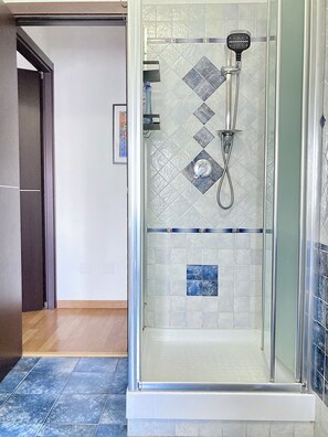 Shower, hair dryer, bidet, towels - Cozy bright apartment with balcony for three people, pets allowed (Cagliari)