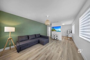 Living area - Stylish 1-BD Apt - Gym and Free Parking (North Miami)