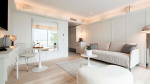 Suite – deluxe, 1 kingsize-seng med sovesofa, balkong, havutsikt | Sengetøy av topp kvalitet, minibar, safe på rommet og skrivebord