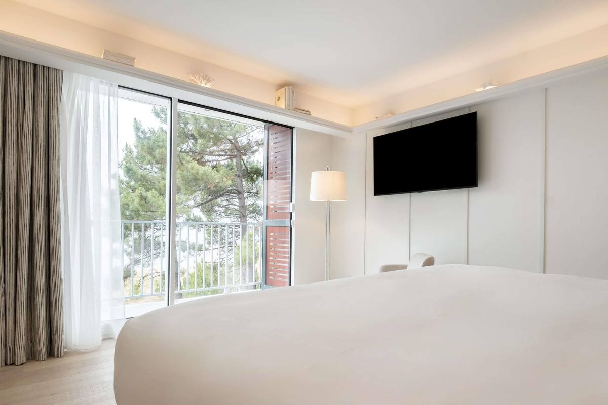 Junior Suite, 1 King Bed, Balcony, Ocean View