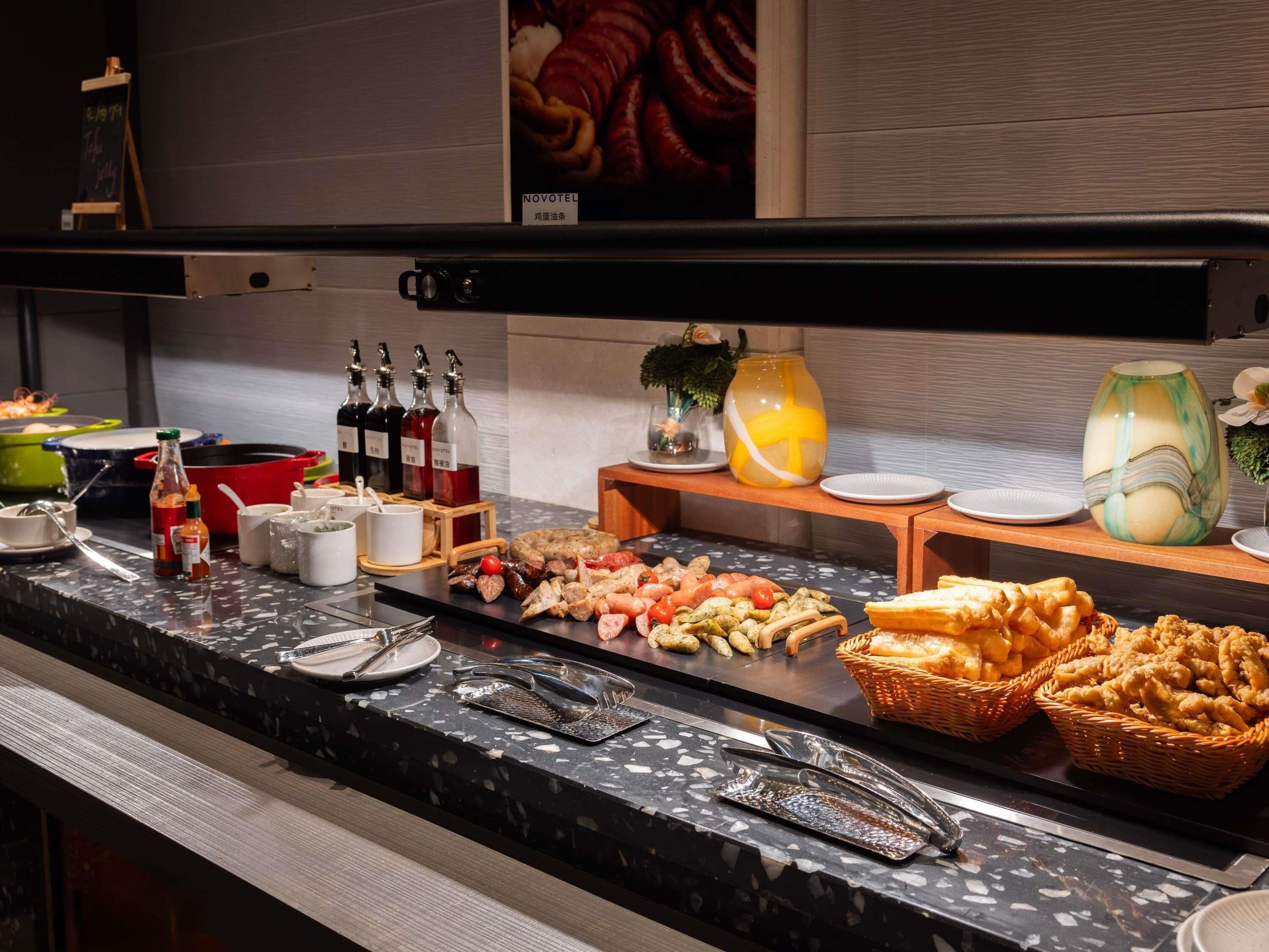 Un buffet proposant une variété de plats, d’assaisonnements et un choix de boissons.