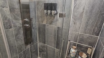 Toallas, jabón, papel de baño